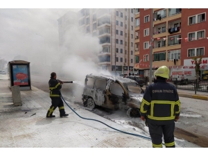 Motoru Tutuşan Ticari Araç Alev Topuna Döndü