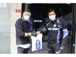 Kuaför Ve Berberlere Ücretsiz Maske Ve Eldiven Dağıtıldı