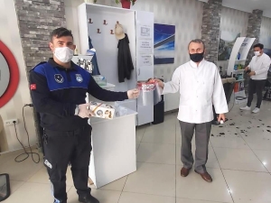 Altınova’da Berber Ve Kuaförlere Maske Dağıtıldı