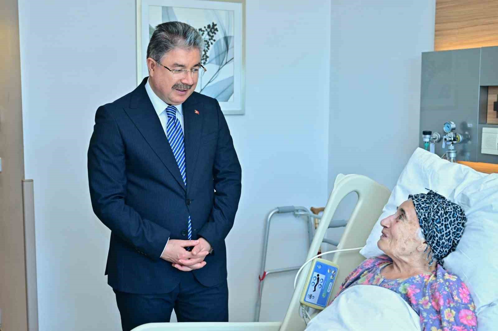 vali-dr-erdinc-yilmaz-dan-sehit-annesine-hastanede-ziyaret