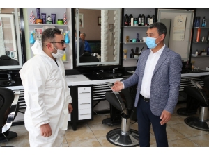 Gölbaşı Belediye Başkanı Şimşek, Esnafa Siftah Parası Takdim Etti