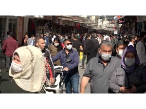 Gaziantep’te İstiklal Caddesini Geçen Kalabalık Görüntüleri