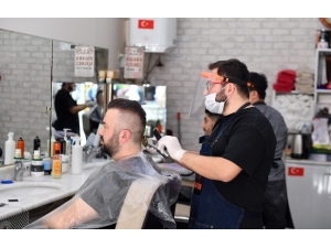 Beyoğlu’nda İşbaşı Yapan Berberlere Sağlık Malzemeleri Desteği