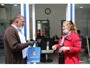 Akçakoca’da Berber Ve Kuaförlere Koruyucu Kitler Dağıtıldı