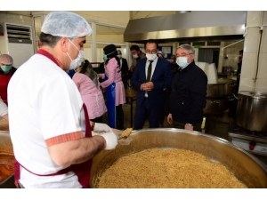 Aşevini Ziyaret Eden Başkan Aşgın, Vatandaşlara Yemek Dağıttı