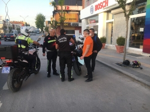 Tek Teker Üstünde Kırmızı Işıkta Geçen 20 Yaş Altı İki Motorcu Polisten Kaçamadı