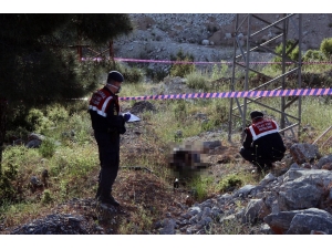 Kablo Çalarken Akıma Kapılarak Öldü