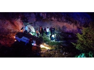 Polisten Kaçan Otomobil Şarampole Yuvarlandı: 3 Yaralı