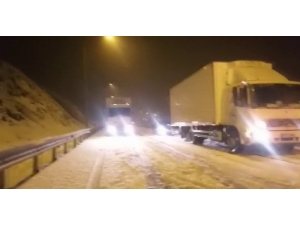 Kar’a Hazırlıksız Yakalanan Sürücüler Yolda Kaldı