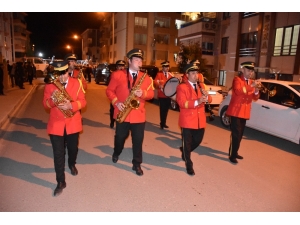 Amasya’da Eğlence Sokakta, Vatandaşlar Balkonda