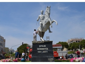 Didim’de Atatürk Heykelleri Boyandı