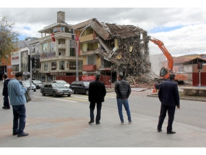 Yıkılan İş Merkezini Film Gibi İzlediler