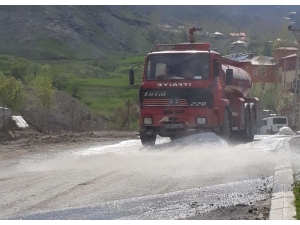 Hakkari’de Yağmur Sonrası Cadde Temizliği