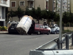 Yokuşu Çıkamayan Kağıt Toplayıcısına Otomobili İle Yardım Etti