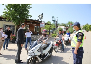 Ceza Yiyecekleri Korkusuyla Girdikleri Kontrol Noktasından Hediye Kaskla Çıktılar