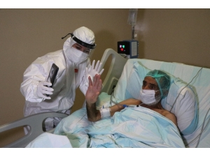 Korona Virüs Hastaları Yoğun Bakımdan Aileleriyle Görüntülü Görüşüyor