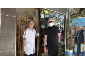 Burhaniye’de Berberler Doktorlar Gibi Siperlikli Maske Taktı