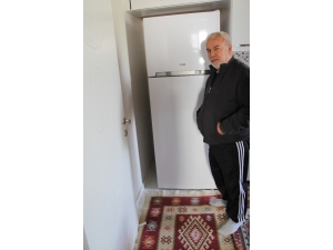Hayırseverlerden 87 Yaşındaki Nineye Buzdolabı Hediyesi