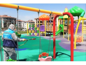 Sokağa Çıkma İzni Öncesi Çocuk Parkları Dezenfekte Edildi