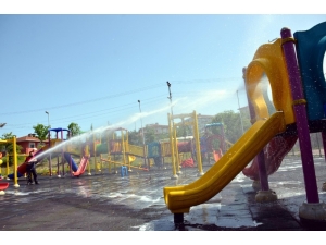 Parklar Ve Oyun Grupları Çocuklar İçin Dezenfekte Ediliyor