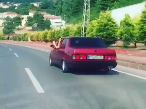 Seyir Halindeyken Bezle Aracını Sildi