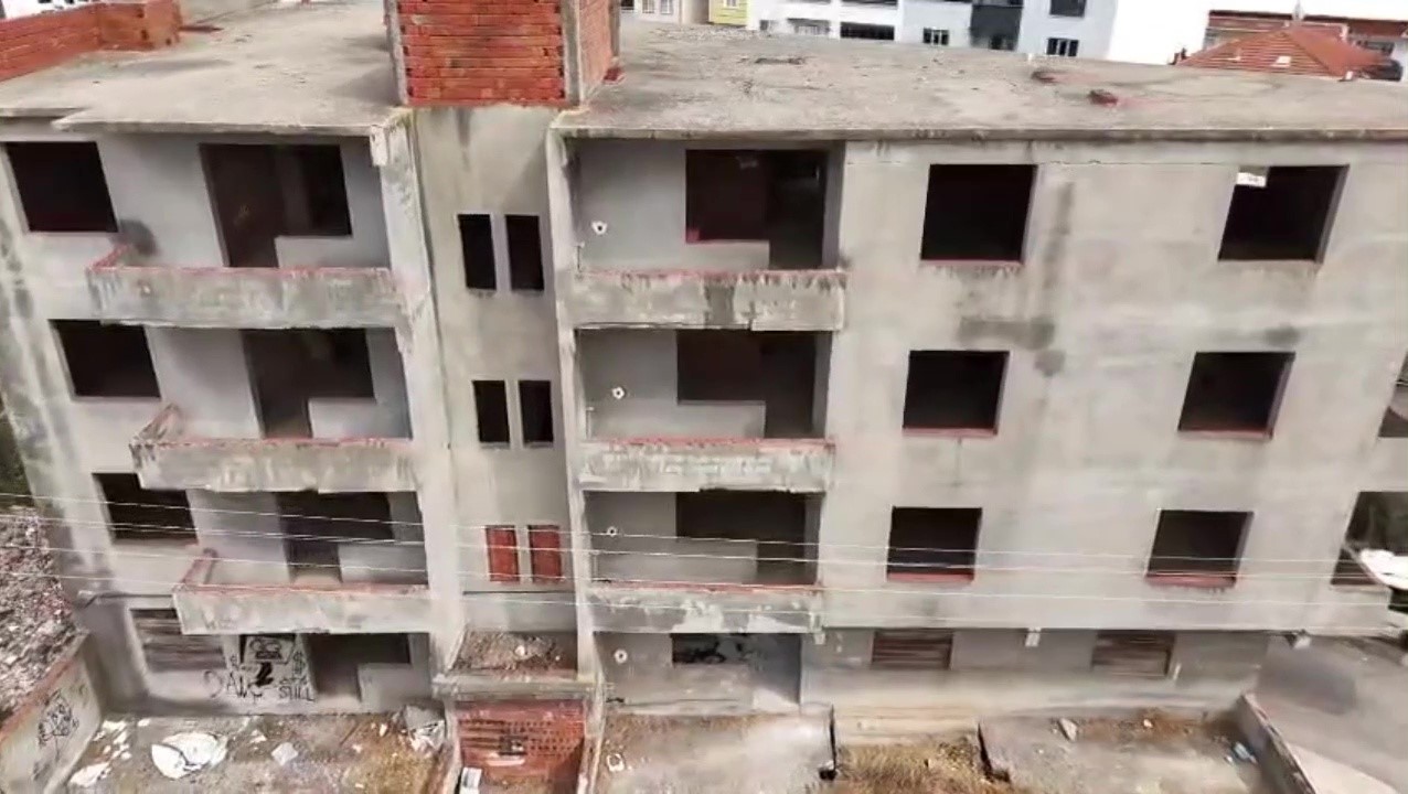karacabey-de-30-yildir-tamamlanmayi-bekleyen-bina-mahalleliyi-tedirgin-ediyor