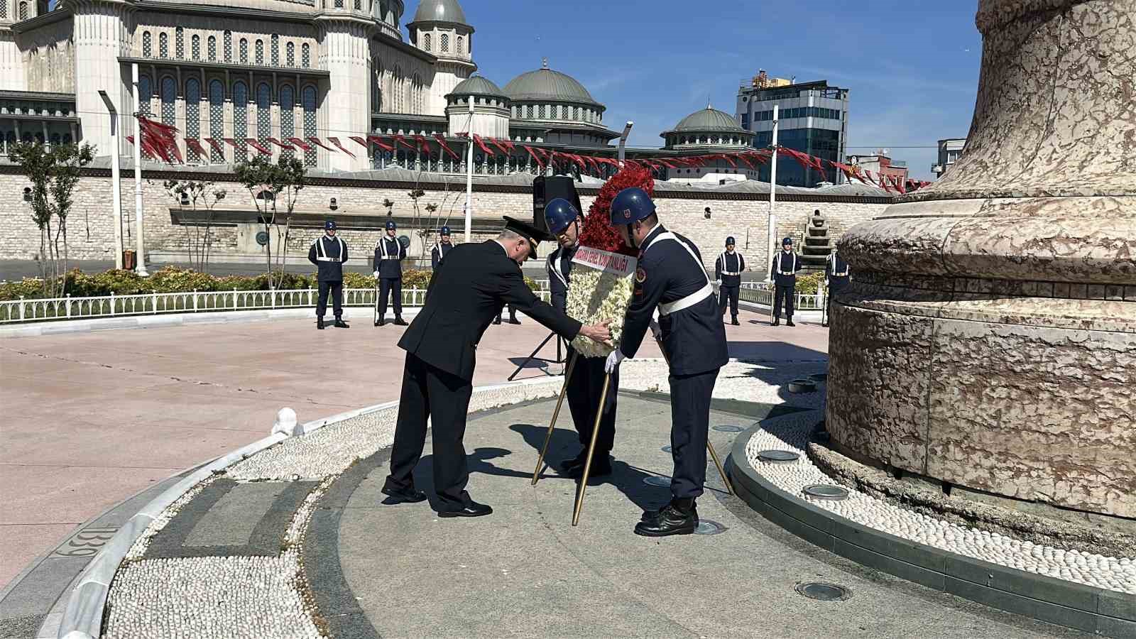 jandarma-genel-komutanligi-nin-187-nci-kurulus-yil-donumunde-taksim-cumhuriyet-aniti-na-celenk-birakildi