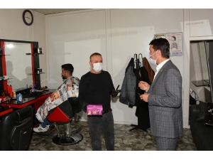 Başkan Şeylan’dan Berberlere Maske Desteği