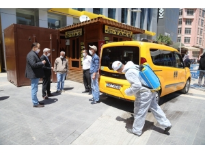 Battalgazi’de Taksi Duraklarını Dezenfekte Ediyor