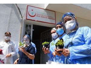 Büyükşehir Belediyesinden Hemşirelere Müzikli Çiçekli Kutlama