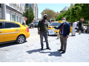 Belediye Ekipleri, Ticari Taksileri Dezenfekte Etti