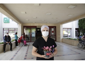 Başkan Böcek’ten Hemşirelere Çiçekli Kutlama