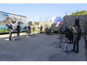 Hemşireler Günü’nde Fedakâr Hemşirelere Müzik Dinletisi Yapıldı