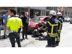 Ticari Taksinin Çarptığı Genç Kız Yaralandı