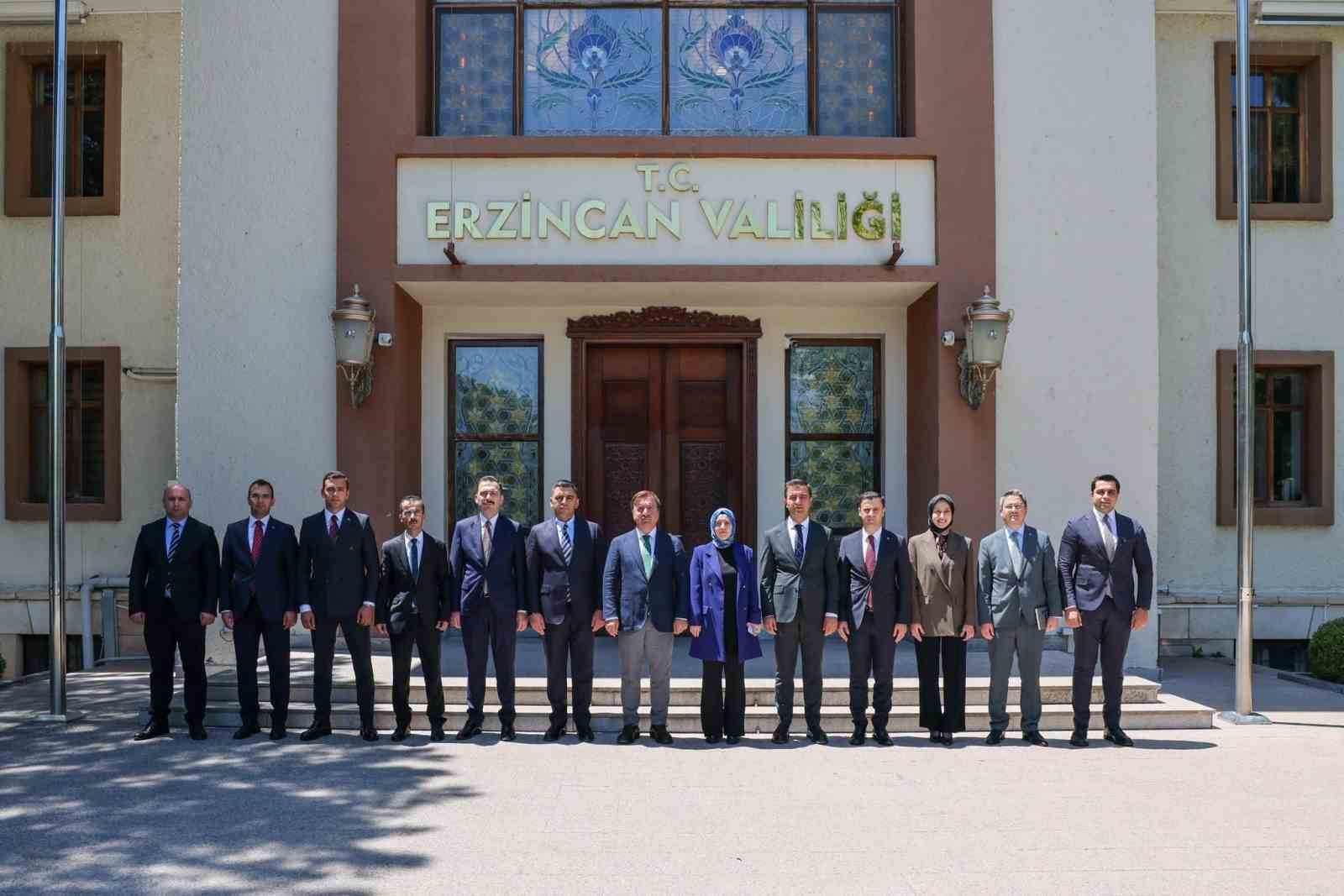 vali-aydogdu-yeni-atanan-vali-yardimcilari-ve-kaymakamlarla-toplanti-yapti