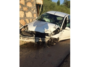 Tekerleği Patlayan Araç Su Kanalına Uçtu