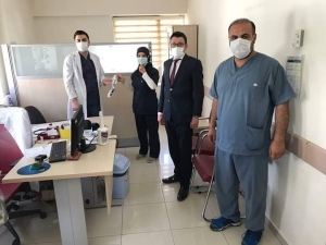 Şuhut Devlet Hastanesi Yönetiminden Sağlık Personeline Karanfilli Kutlama