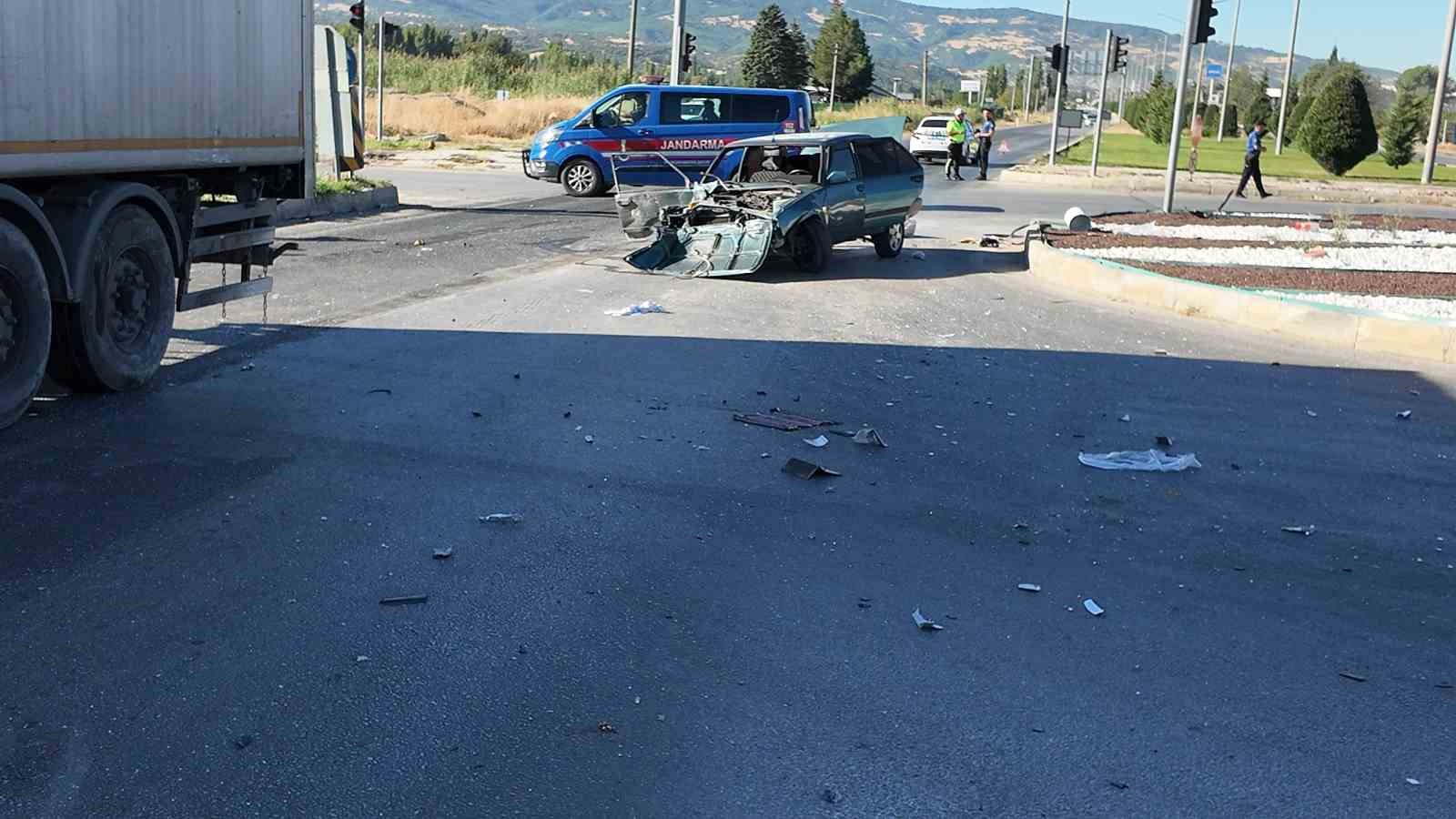 gediz-de-tir-ile-otomobilin-karistigi-trafik-kazasinda-2-kisi-yaralandi