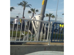 Takla Atan Otomobil Tramvay Yoluna Devrildi: 2 Yaralı