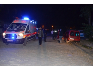 Köpeklerin Saldırısından Kaçtı, Kaza Yaptı: 2 Yaralı