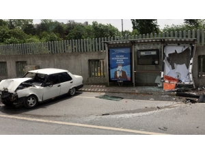 İstanbul’da Otomobil Durağa Daldı: 1’i Ağır 3 Yaralı