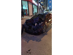 Otomobille Kamyonet Çarpıştı: 1 Yaralı