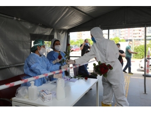 Başkan Tollu’dan Hemşirelere Gül