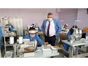 Karacasulu Kadınlar Kaymakamlık Öncülüğünde Maske Üretiyor