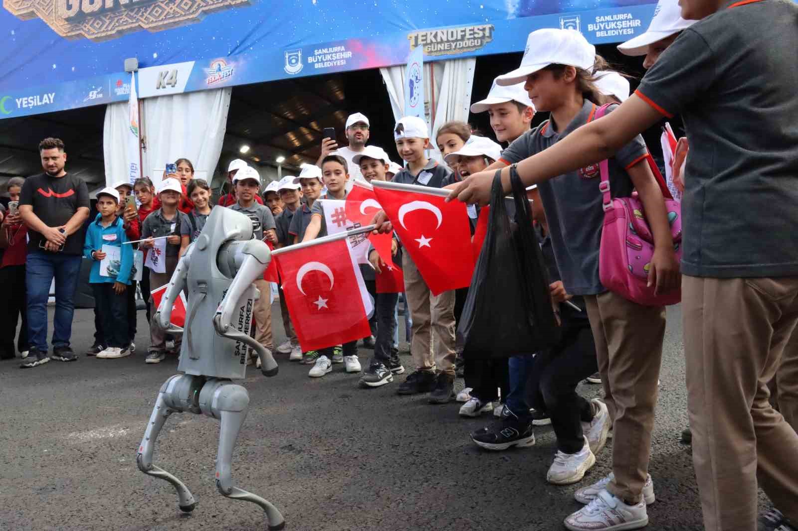 robot-kopek-cocuklarin-ilgi-odagi-oldu
