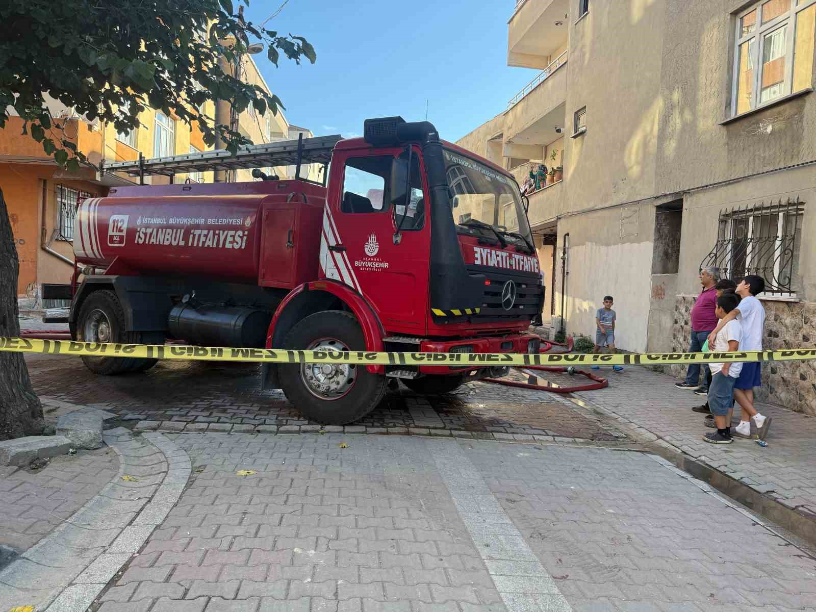 kucukcekmece-de-cati-katinda-yangin-ev-kullanilamaz-hale-geldi