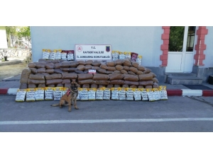 Karga Aracında 2 Ton 250 Kilo Kaçak Sarmalık Kıyılmış Tütün Ele Geçirildi