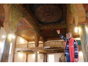 İki Asırlık Cami Rengarenk Ahşap İşlemeleri İle Dikkat Çekiyor