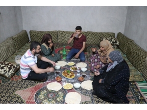 Türkiye’nin Yardımları Suriye’deki İftar Sofralarına Gidiyor