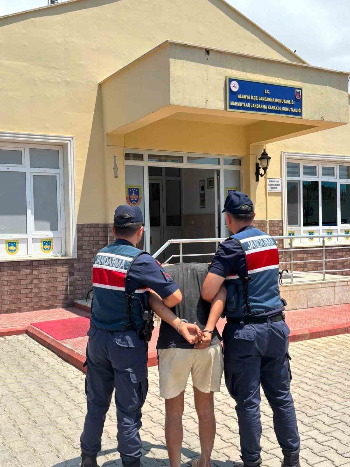 alanya-da-jandarmayim-deyip-hesap-odemeden-ayrilan-supheliye-operasyon